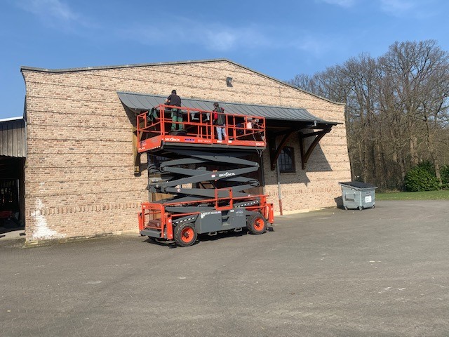 17 m Scherenarbeitsbühne, geländegängig