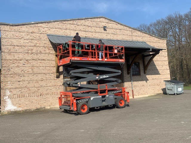 17 m Scherenarbeitsbühne, geländegängig